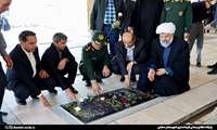به مناسبت هفته بسیج قبور مطهر شهدای شهر خورموج عطر افشانی و غبارروبی شد
